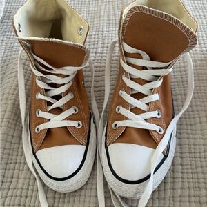Women’s converse high tops size 8. Gently used.